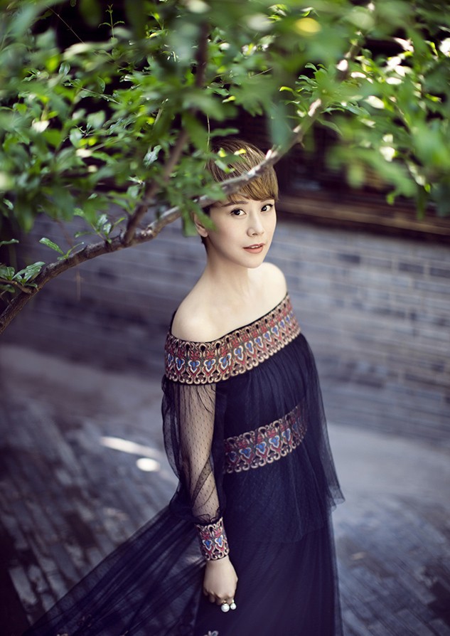 海清演绎自然系文艺风韵 海清倚靠窗边垂眸浅笑,自然光线勾勒出柔和面部轮廓与慵懒发丝