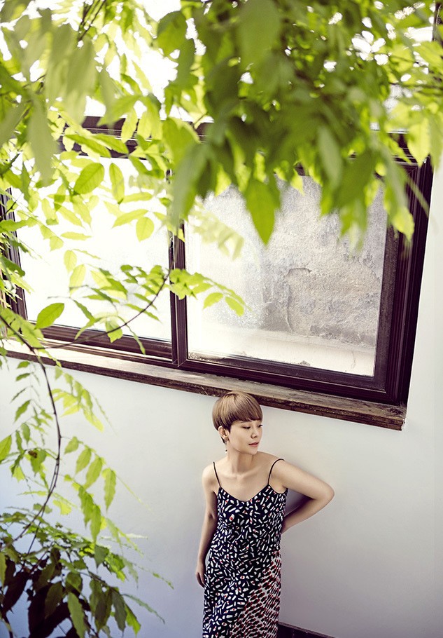 海清演绎自然系文艺风韵 海清回眸瞬间眼神清澈,宽松衣衫衬托出淡然独立的文艺气质