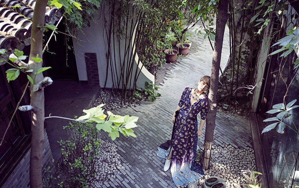 海清演绎自然系文艺风韵 镜头特写海清优雅肩颈与宁静侧脸,细腻肌肤与简约服饰相得益彰