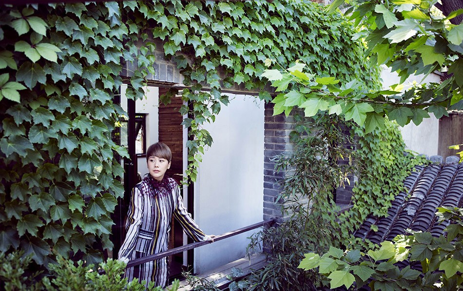 海清演绎自然系文艺风韵 海清置身静谧空间整体造型一览,宽松文艺风诠释极致舒适与优雅