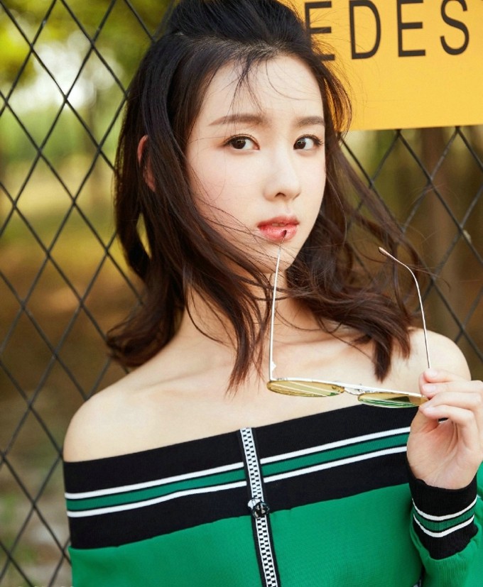 陈都灵盛夏光影记清甜少女邂逅街头浪漫 陈都灵倚靠复古砖墙,低头凝思,微风轻拂发丝,时光仿佛在此刻温柔定格