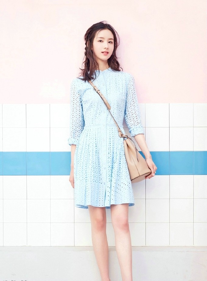 陈都灵盛夏光影记清甜少女邂逅街头浪漫 陈都灵漫步于林荫道,白色裙摆随风轻扬,步履轻盈似在赴一场夏日的约会