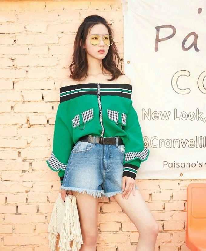 陈都灵盛夏光影记清甜少女邂逅街头浪漫 她手捧书本站于街头咖啡馆外,目光沉静望向远方,文艺气息与都市背景交织融合