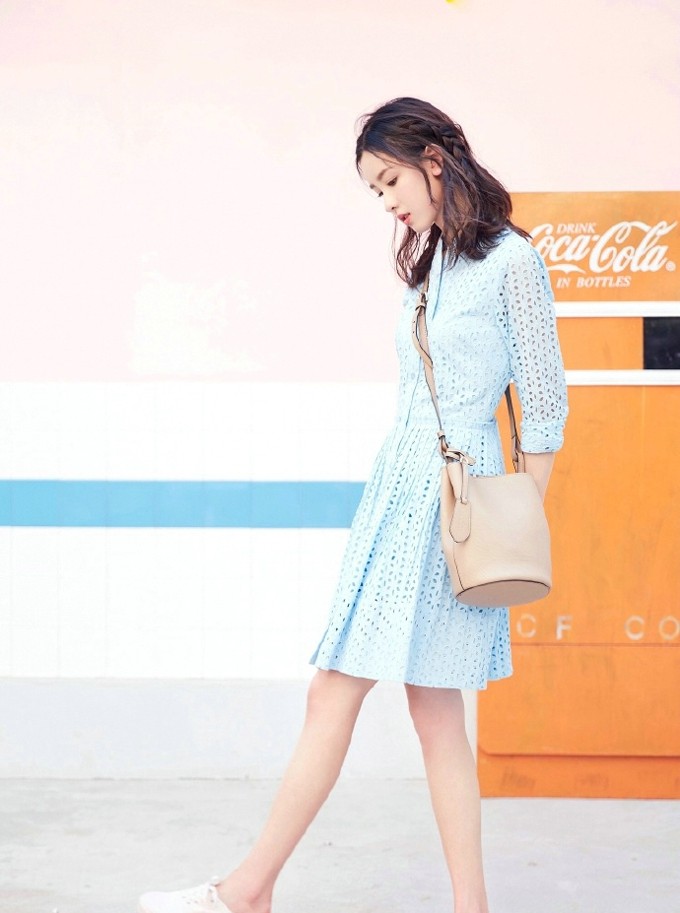 陈都灵盛夏光影记清甜少女邂逅街头浪漫 陈都灵在街角转身瞬间被抓拍,笑容灿烂如花,整个夏日的美好仿佛都凝聚于此