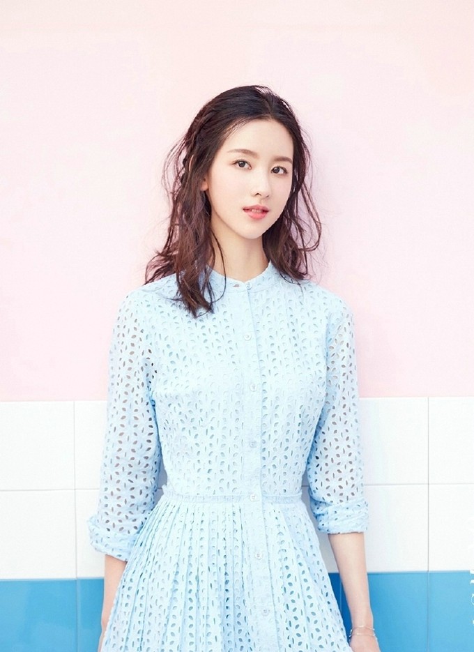 陈都灵盛夏光影记清甜少女邂逅街头浪漫 午后阳光下,她闭眼感受微风拂面,嘴角挂着满足的浅笑,惬意时光就此珍藏