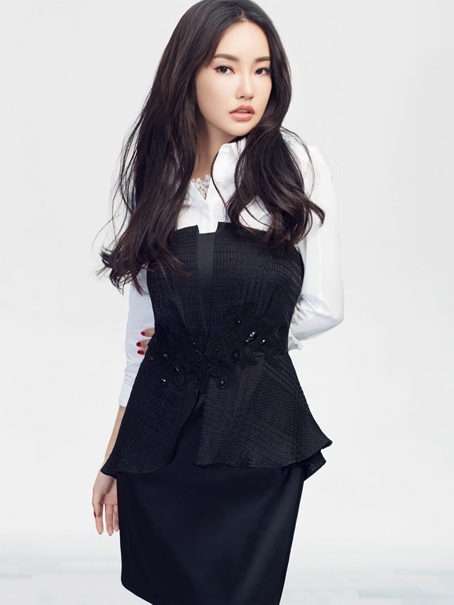 童菲时尚大片绽放百变魅力 光影间演绎绝美风尚 童菲结束拍摄绽放轻松笑颜 幕后花絮瞬间捕捉自然灵动之美