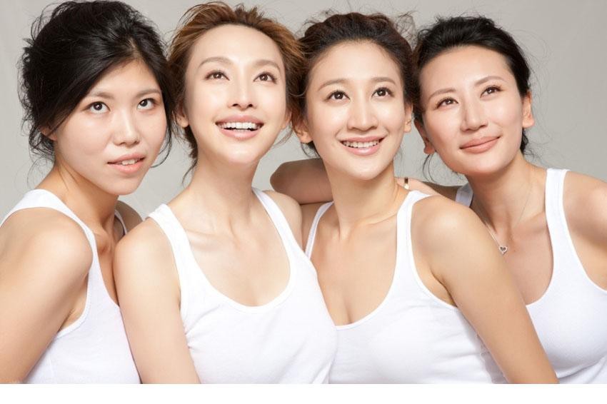 张俪夏日姐妹时光热辣写真 阳光笑容与逆天长腿的青春盛宴 张俪漫步间悠然转身 动态抓拍展现灵动随性之美