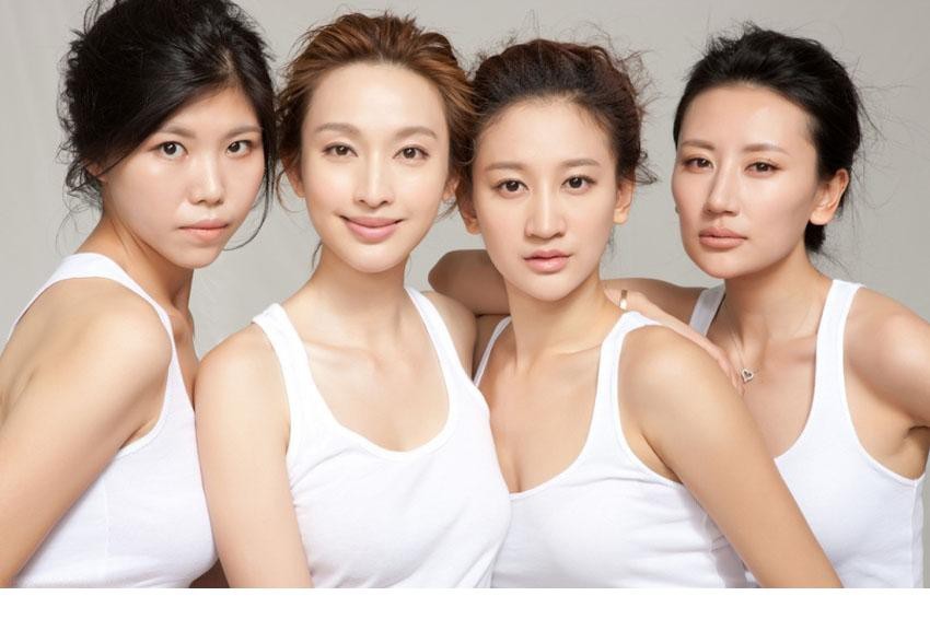 张俪夏日姐妹时光热辣写真 阳光笑容与逆天长腿的青春盛宴 张俪与闺蜜并肩而坐 轻松闲适勾勒夏日午后美好