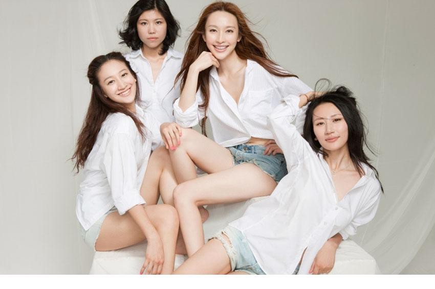 张俪夏日姐妹时光热辣写真 阳光笑容与逆天长腿的青春盛宴 张俪倚坐窗边阳光洒落 惬意舒展秀出惊艳腿部线条