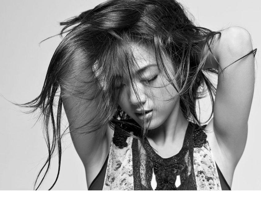 汤唯轻熟风韵光影诗篇 汤唯低头沉思的剪影,轮廓在逆光中显得柔和而充满哲思韵味