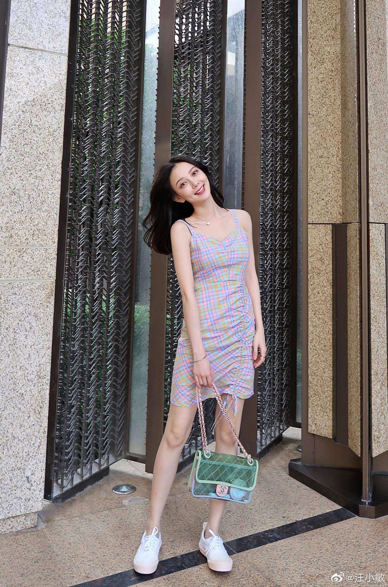 汪小敏:时尚光影中的灵动之美 汪小敏定格灵动瞬间,裙摆随风轻扬,整体造型充满动态的韵律与艺术感