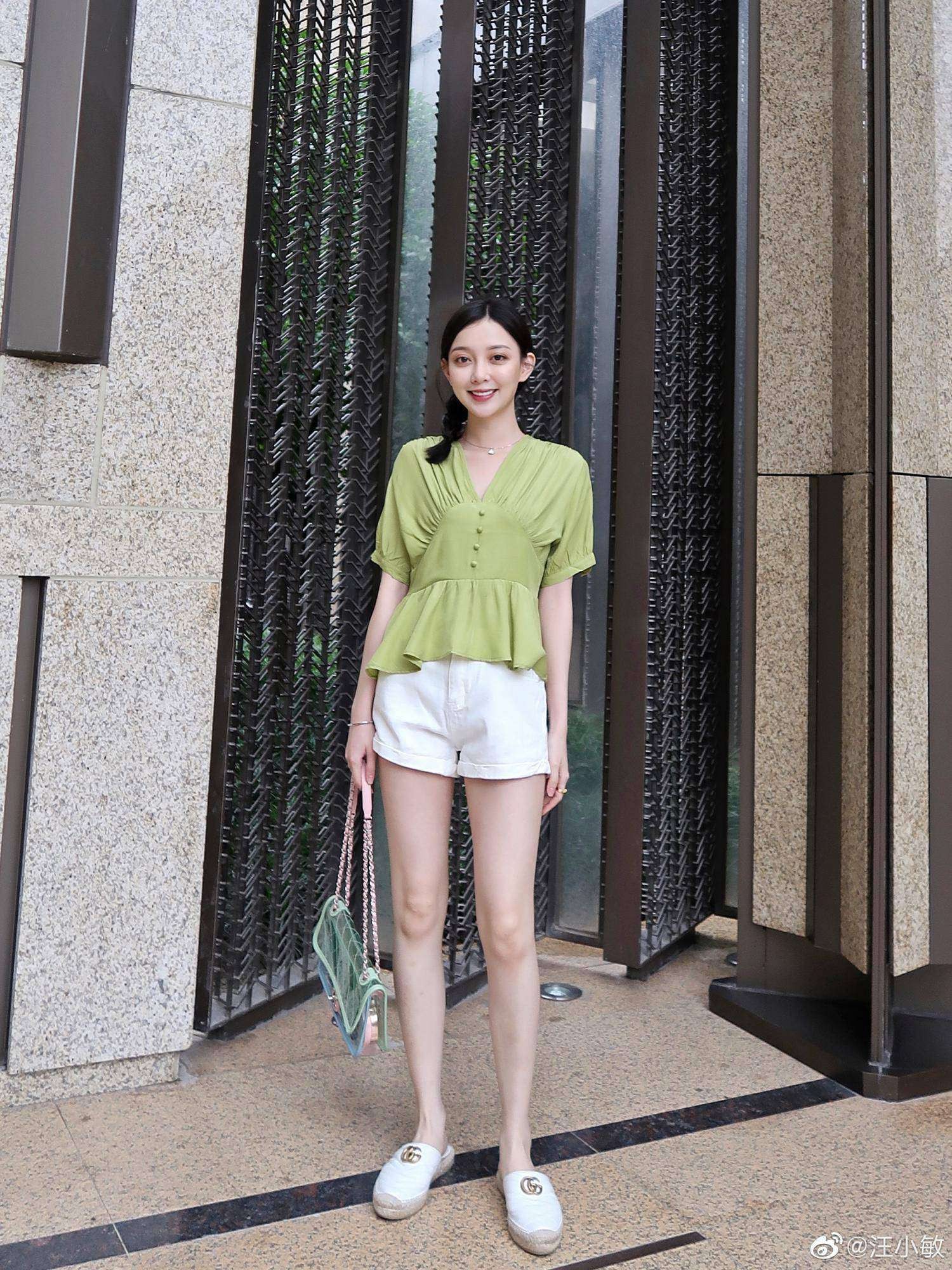 汪小敏:时尚光影中的灵动之美 汪小敏身穿精致礼服优雅而立,完美身材比例与自信气质宛如时尚女王降临