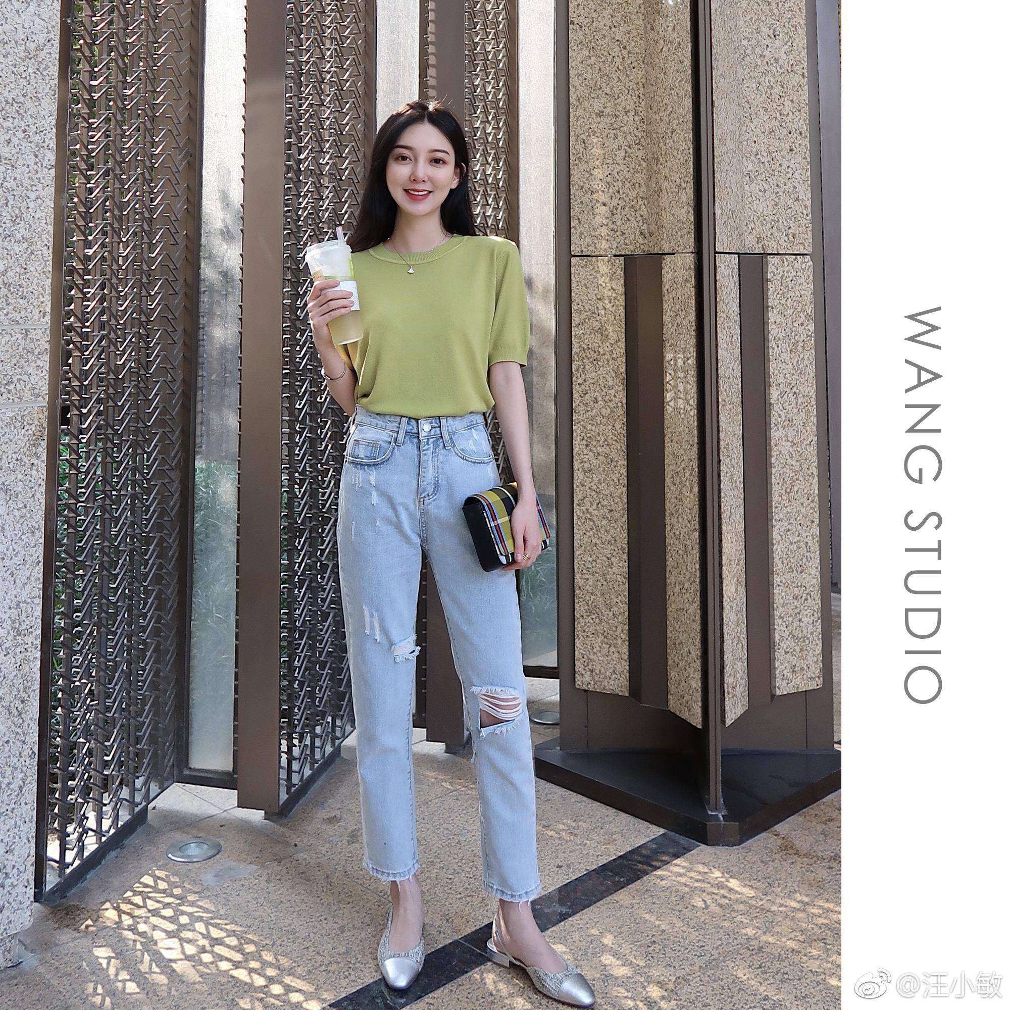 汪小敏:时尚光影中的灵动之美 汪小敏置身简约背景,以纯粹姿态凸显天生丽质,所谓衣服架子便是如此